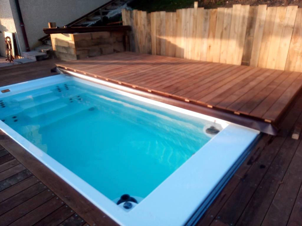 swim spa pool bazen a vířivka nejen na zahradu, zapuštěný nebo nadzemní, s protiproudem, celoroční i s pojízdné terasy.